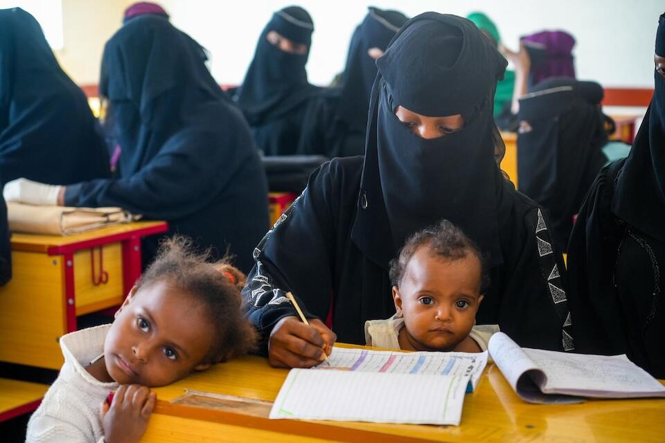 Yousra, 16, atttends UNICEF-supported catch-up classes with her young daughters in Taizz, Yemen.