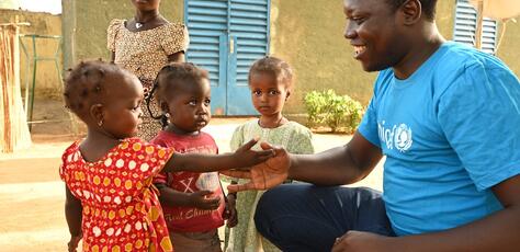 A UNICEF Staff member talks with children in Bongor, Chad.